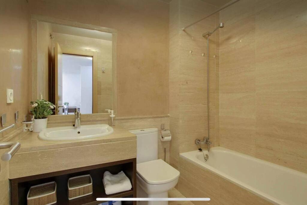 Pacifico P4 - Bonito Apartamento Con Piscina & Parking, Playa A 100 Metros Lägenhet Málaga Exteriör bild